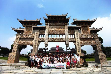 全國重點網(wǎng)媒采訪團參訪仁和集團